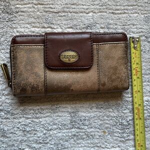 Distressed Fossil wallet multi slots, zippered pockets
